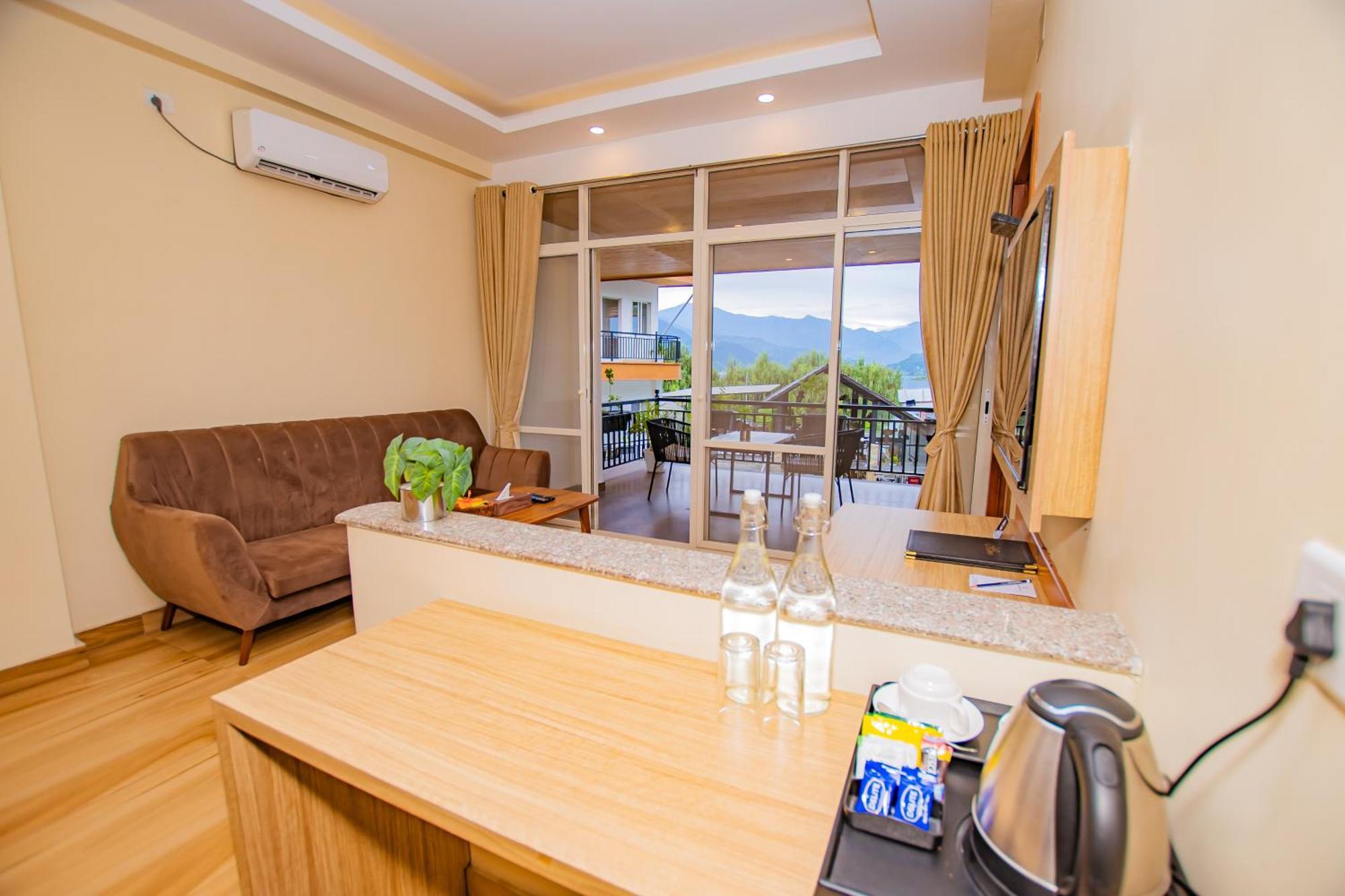 Majestic Lake Front Hotel & Suites Pokhara Exterior foto
