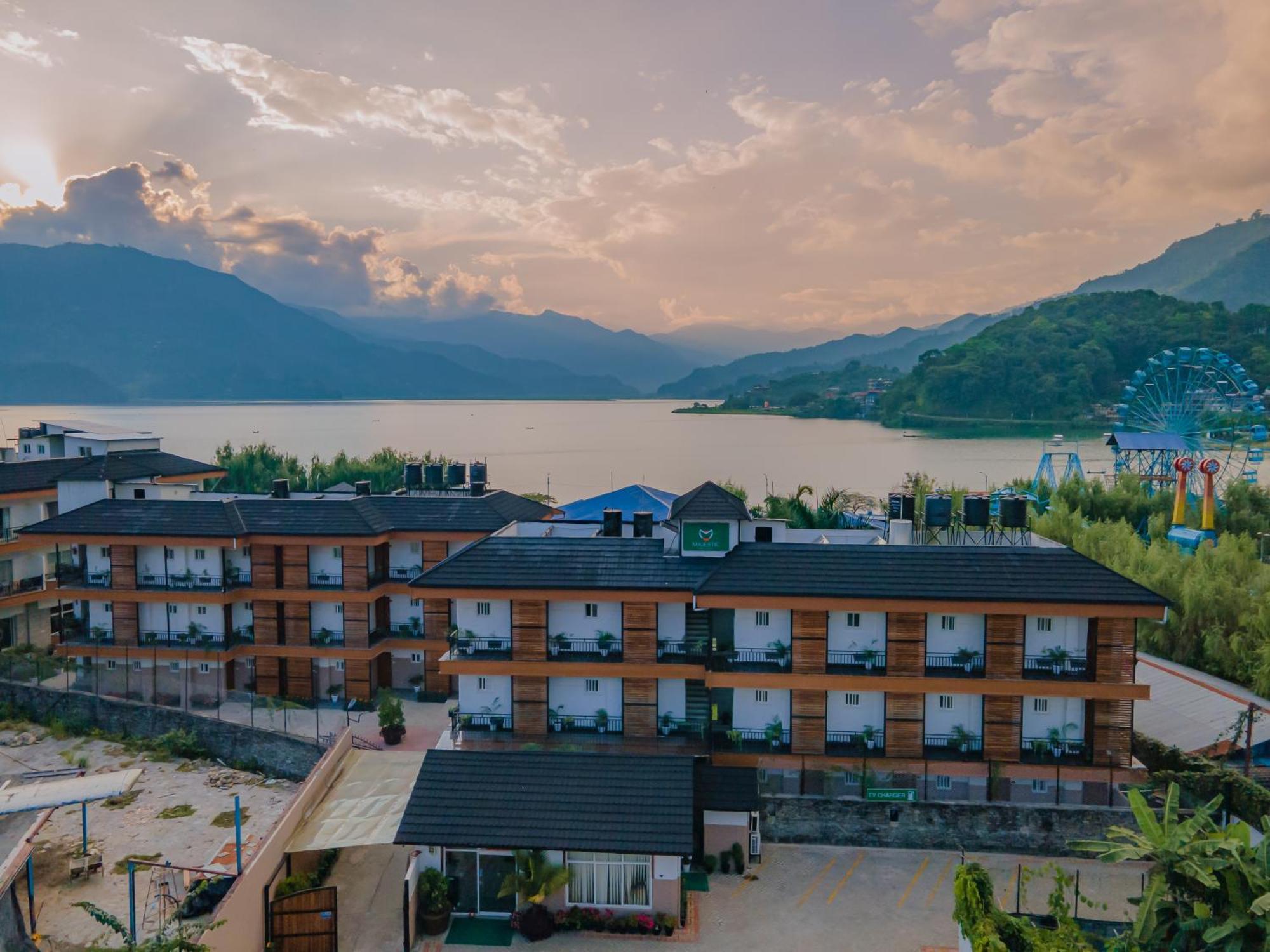 Majestic Lake Front Hotel & Suites Pokhara Exterior foto